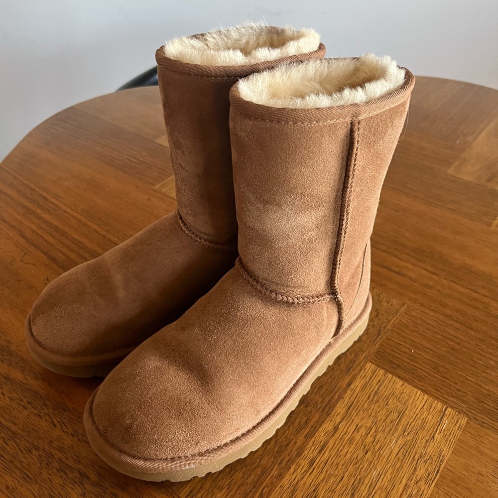 Uggs classic short, chestnut, size 5.
